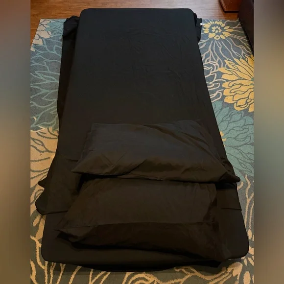 TWIN SIZE BLACK SHEET SET 2 PILLOWCASES NO STAINS OR FLAWS STORED IN CLOSET 🥱😴🛌 - Picture 8 of 9
